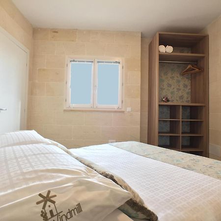 GozoWindmill Apartments Qala Chambre photo