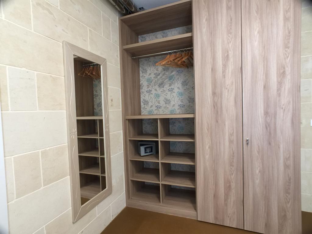 GozoWindmill Apartments Qala Chambre photo